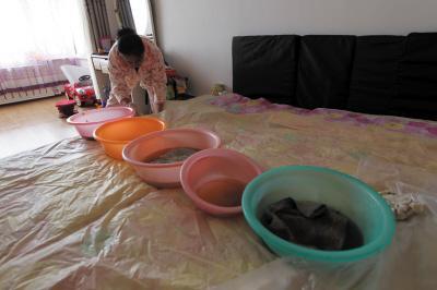 开州楼上漏水，住户失联，小区没物管，业主维权难！律师来支招……